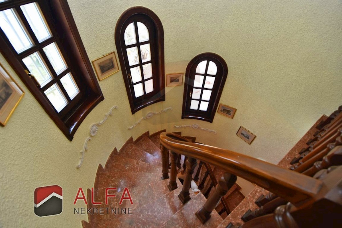 Hrvaška, območje Šibenika, ekskluzivna zasebna posest z vilo, bazenom in teniškim igriščem na 16.695 m² zemljišča