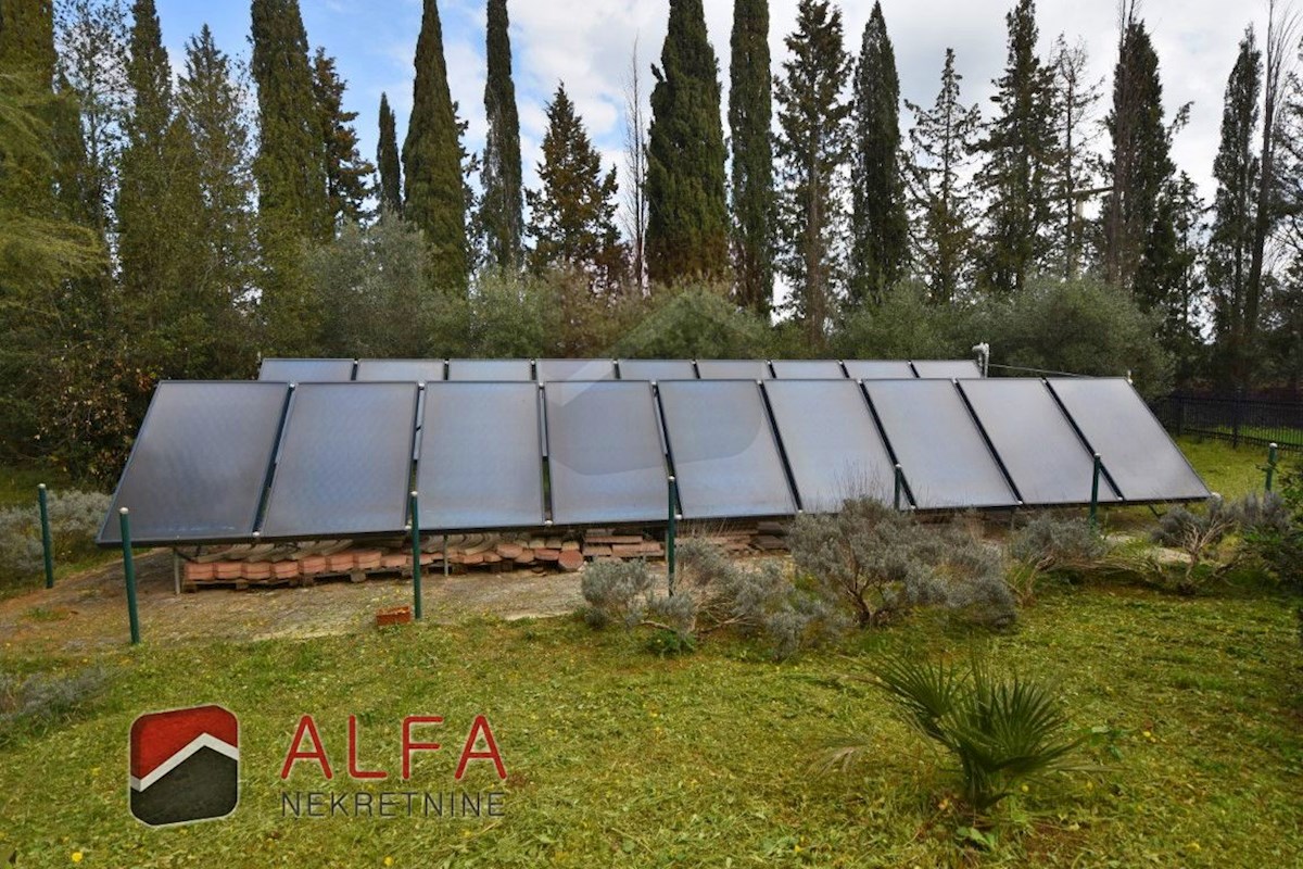 Hrvaška, območje Šibenika, ekskluzivna zasebna posest z vilo, bazenom in teniškim igriščem na 16.695 m² zemljišča