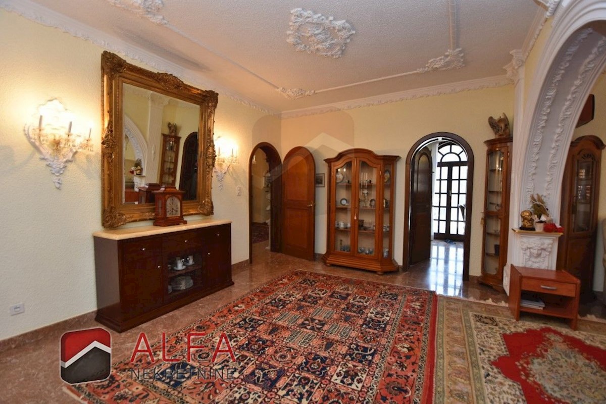 Hrvaška, območje Šibenika, ekskluzivna zasebna posest z vilo, bazenom in teniškim igriščem na 16.695 m² zemljišča