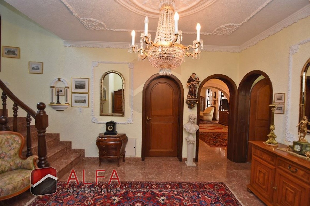 Hrvaška, območje Šibenika, ekskluzivna zasebna posest z vilo, bazenom in teniškim igriščem na 16.695 m² zemljišča