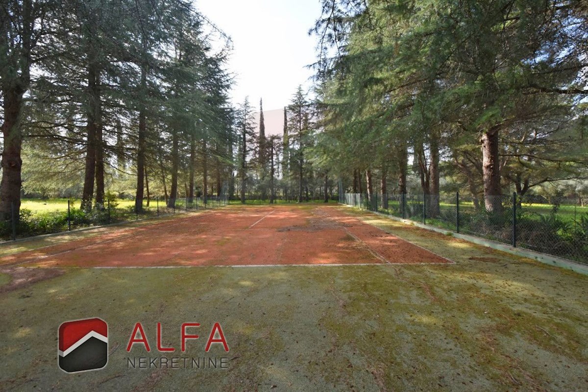 Hrvaška, območje Šibenika, ekskluzivna zasebna posest z vilo, bazenom in teniškim igriščem na 16.695 m² zemljišča