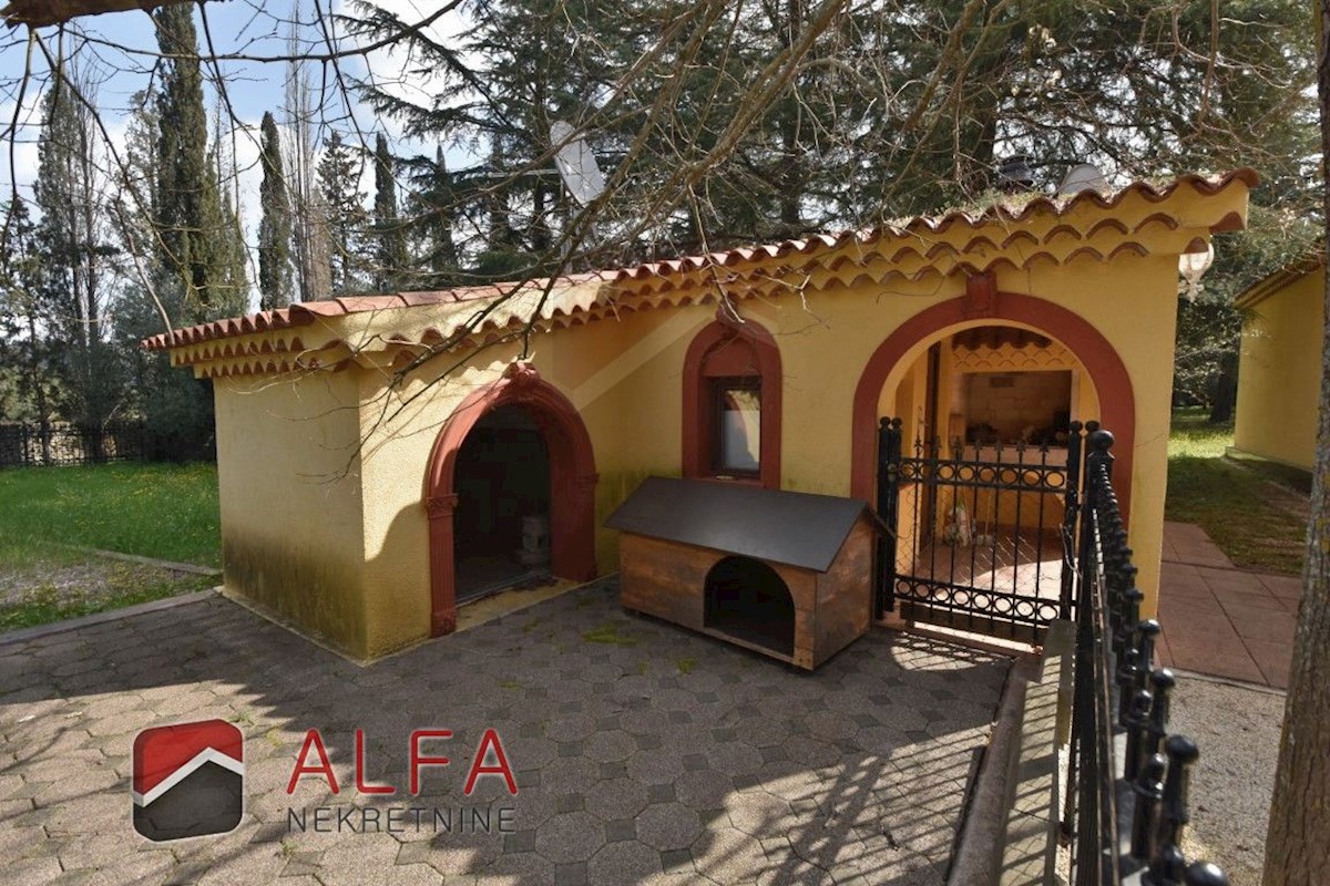 Hrvaška, območje Šibenika, ekskluzivna zasebna posest z vilo, bazenom in teniškim igriščem na 16.695 m² zemljišča