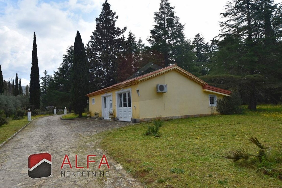 Hrvaška, območje Šibenika, ekskluzivna zasebna posest z vilo, bazenom in teniškim igriščem na 16.695 m² zemljišča