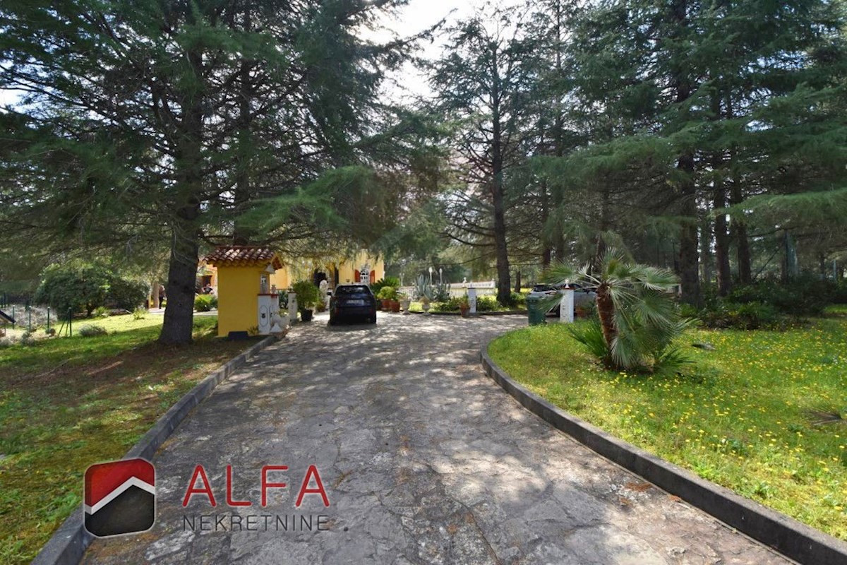 Hrvaška, območje Šibenika, ekskluzivna zasebna posest z vilo, bazenom in teniškim igriščem na 16.695 m² zemljišča