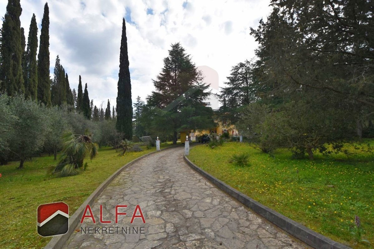 Hrvaška, območje Šibenika, ekskluzivna zasebna posest z vilo, bazenom in teniškim igriščem na 16.695 m² zemljišča