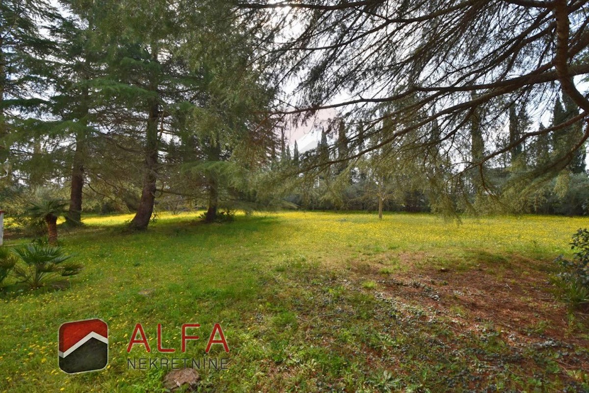 Hrvaška, območje Šibenika, ekskluzivna zasebna posest z vilo, bazenom in teniškim igriščem na 16.695 m² zemljišča