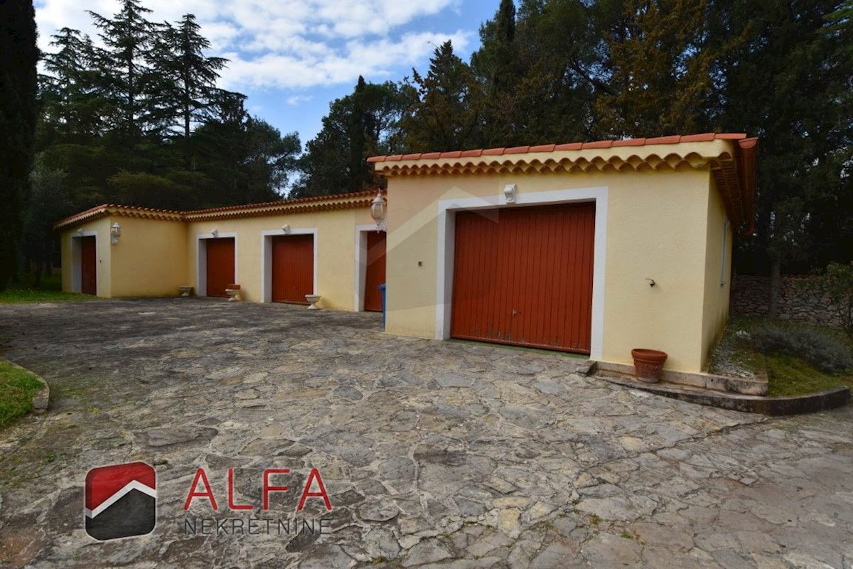 Hrvaška, območje Šibenika, ekskluzivna zasebna posest z vilo, bazenom in teniškim igriščem na 16.695 m² zemljišča