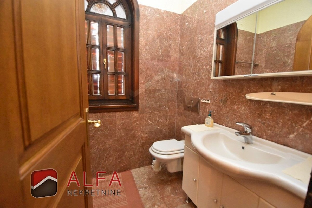 Hrvaška, območje Šibenika, ekskluzivna zasebna posest z vilo, bazenom in teniškim igriščem na 16.695 m² zemljišča