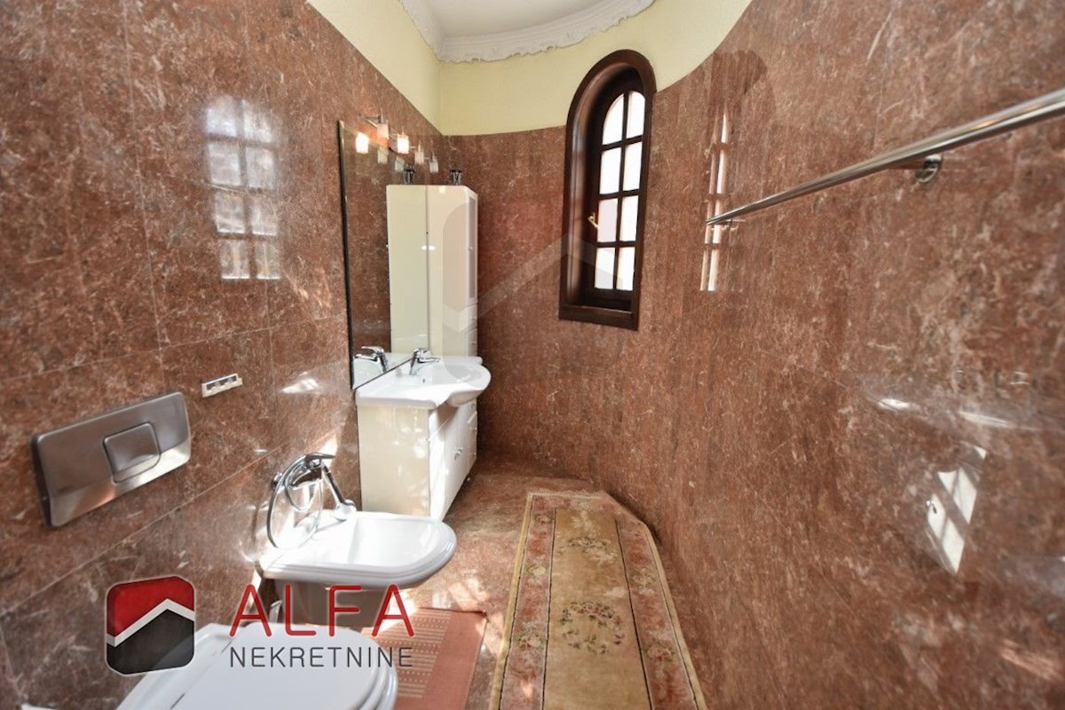 Hrvaška, območje Šibenika, ekskluzivna zasebna posest z vilo, bazenom in teniškim igriščem na 16.695 m² zemljišča