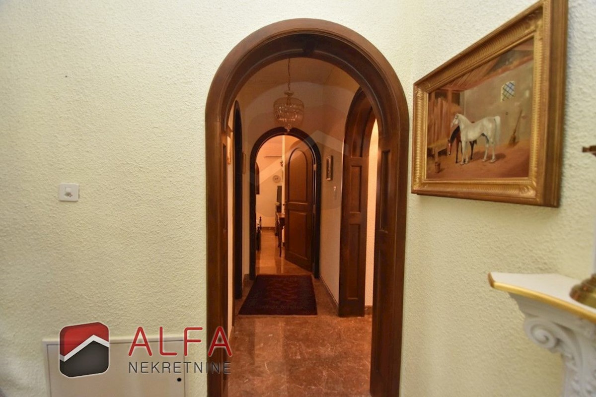 Hrvaška, območje Šibenika, ekskluzivna zasebna posest z vilo, bazenom in teniškim igriščem na 16.695 m² zemljišča