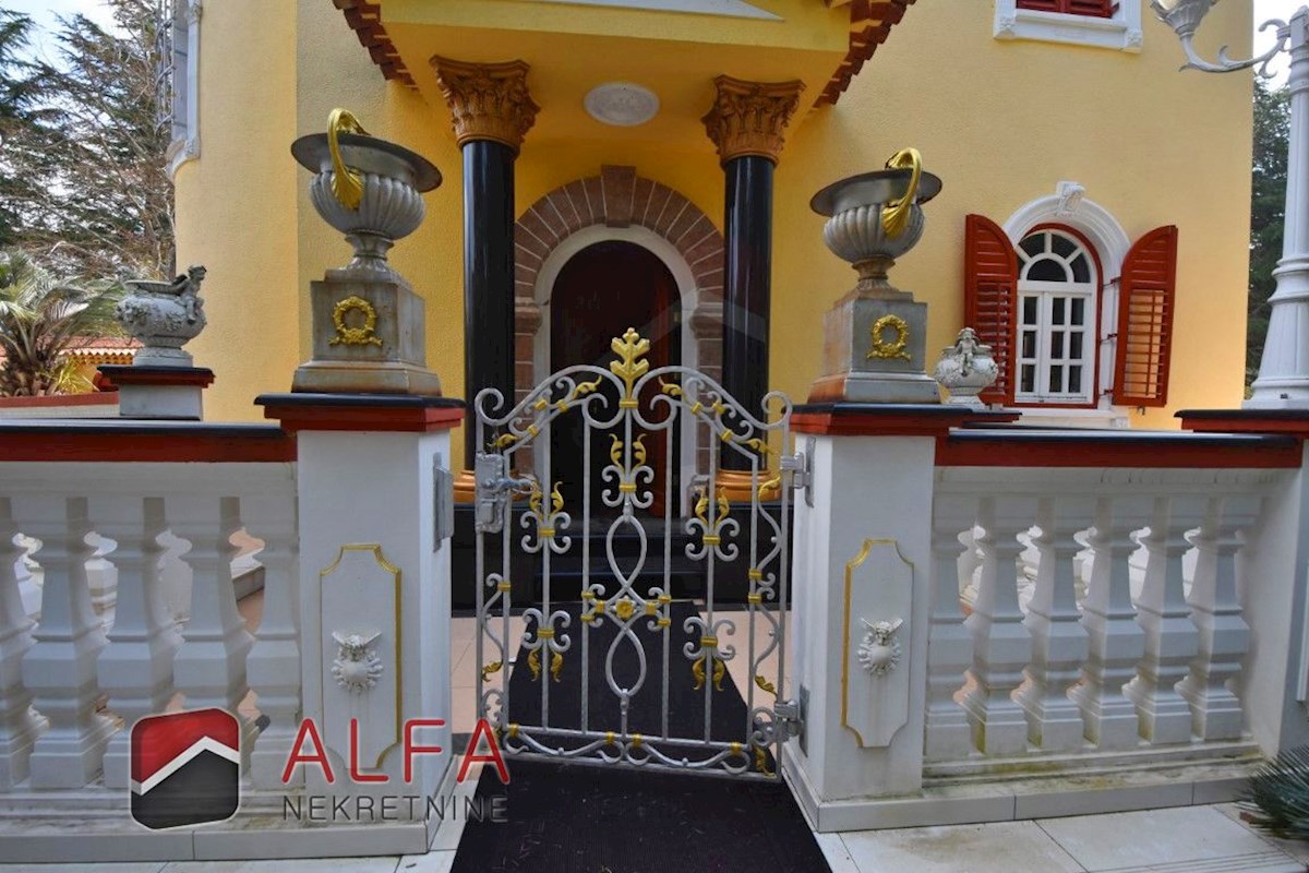 Hrvaška, območje Šibenika, ekskluzivna zasebna posest z vilo, bazenom in teniškim igriščem na 16.695 m² zemljišča