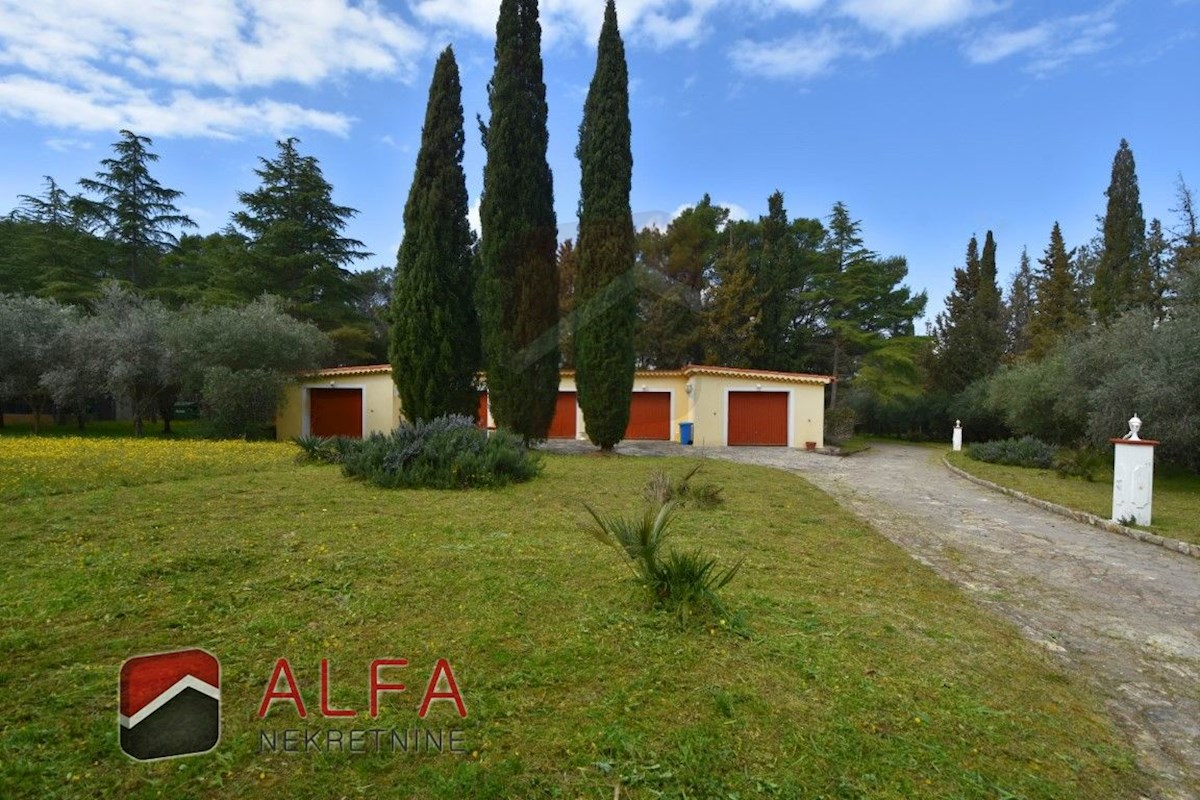 Hrvaška, območje Šibenika, ekskluzivna zasebna posest z vilo, bazenom in teniškim igriščem na 16.695 m² zemljišča