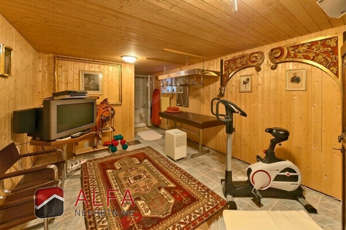 Hrvaška, območje Šibenika, ekskluzivna zasebna posest z vilo, bazenom in teniškim igriščem na 16.695 m² zemljišča