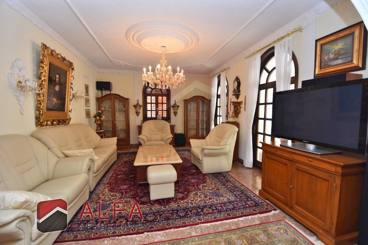 Hrvaška, območje Šibenika, ekskluzivna zasebna posest z vilo, bazenom in teniškim igriščem na 16.695 m² zemljišča