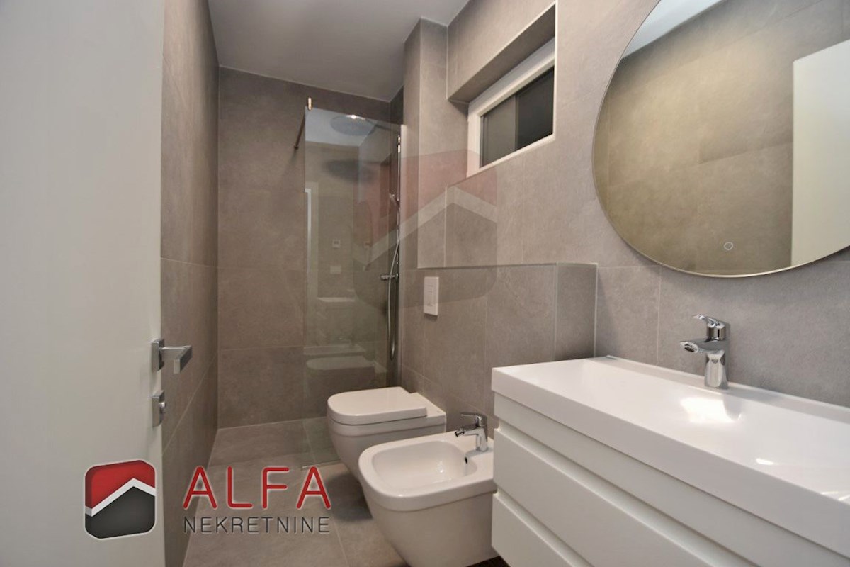 Vodice center, ATRAKTIVNO, prodamo trisobno stanovanje v pritličju z vrtom