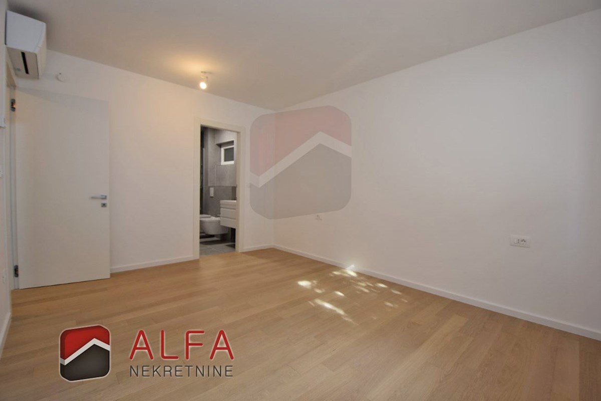 Vodice center, ATRAKTIVNO, prodamo trisobno stanovanje v pritličju z vrtom