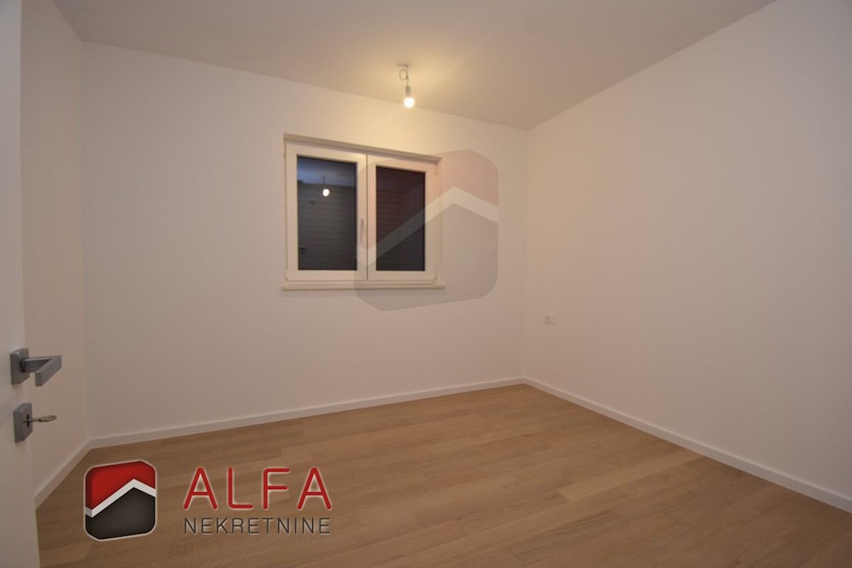 Vodice center, ATRAKTIVNO, prodamo trisobno stanovanje v pritličju z vrtom