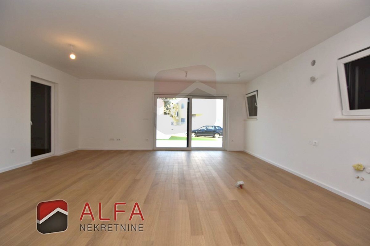 Vodice center, ATRAKTIVNO, prodamo trisobno stanovanje v pritličju z vrtom