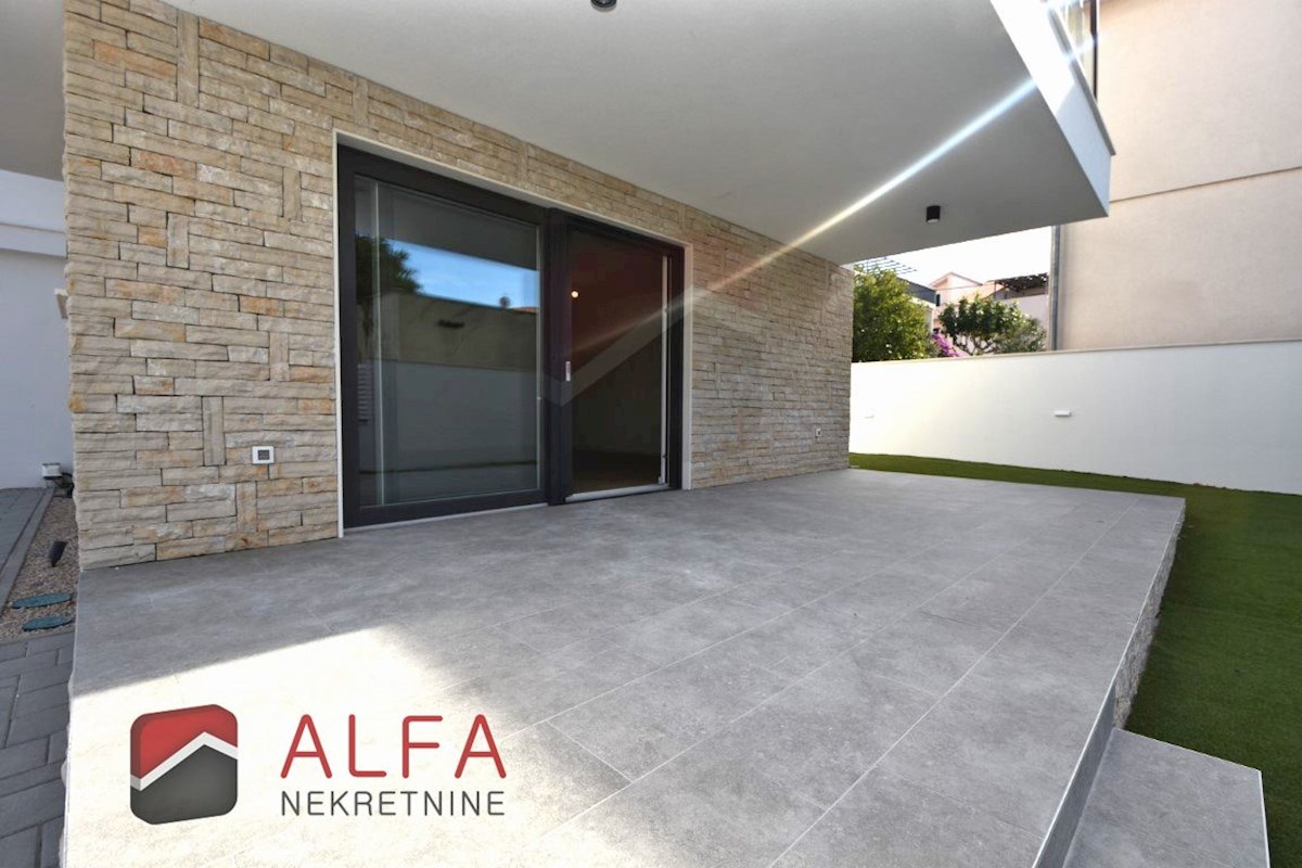 Vodice center, ATRAKTIVNO, prodamo trisobno stanovanje v pritličju z vrtom