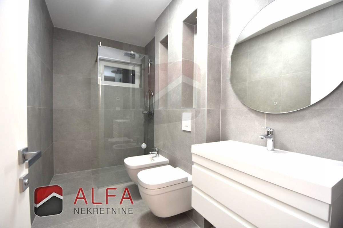 Vodice center, ATRAKTIVNO, prodamo trisobno stanovanje v pritličju z vrtom