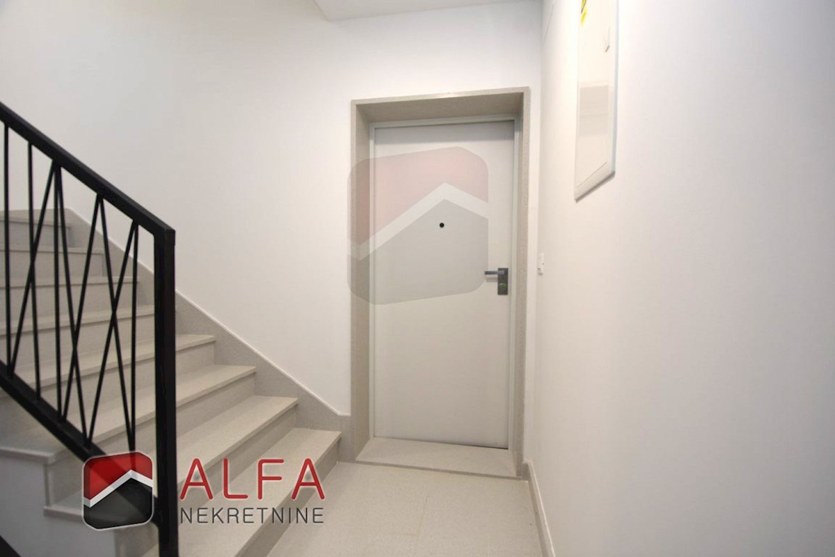 Vodice center, ATRAKTIVNO, prodamo trisobno stanovanje v pritličju z vrtom