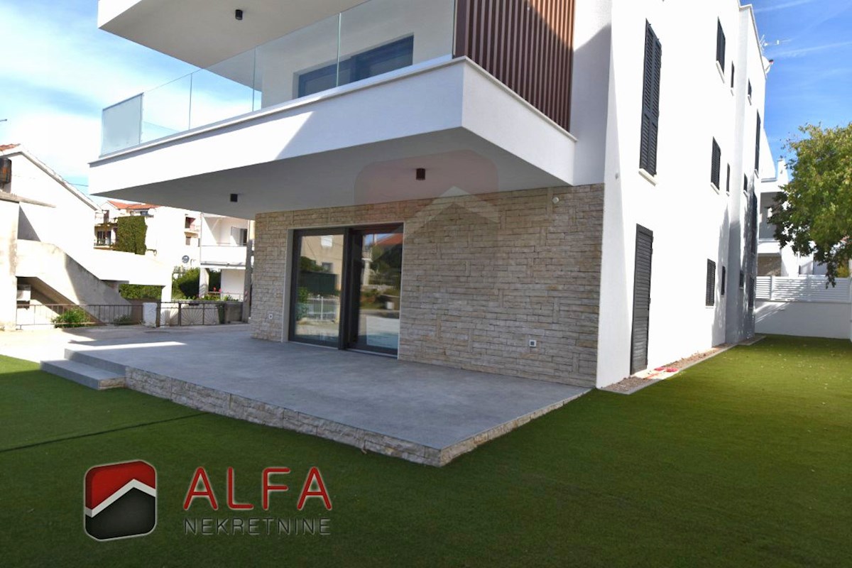 Vodice center, ATRAKTIVNO, prodamo trisobno stanovanje v pritličju z vrtom