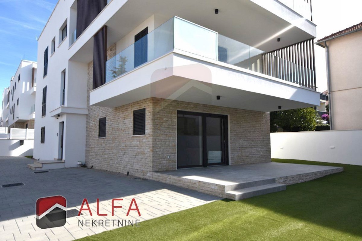 Vodice center, ATRAKTIVNO, prodamo trisobno stanovanje v pritličju z vrtom