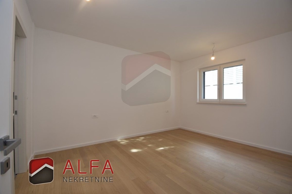 Vodice center, ATRAKTIVNO, prodamo trisobno stanovanje v pritličju z vrtom