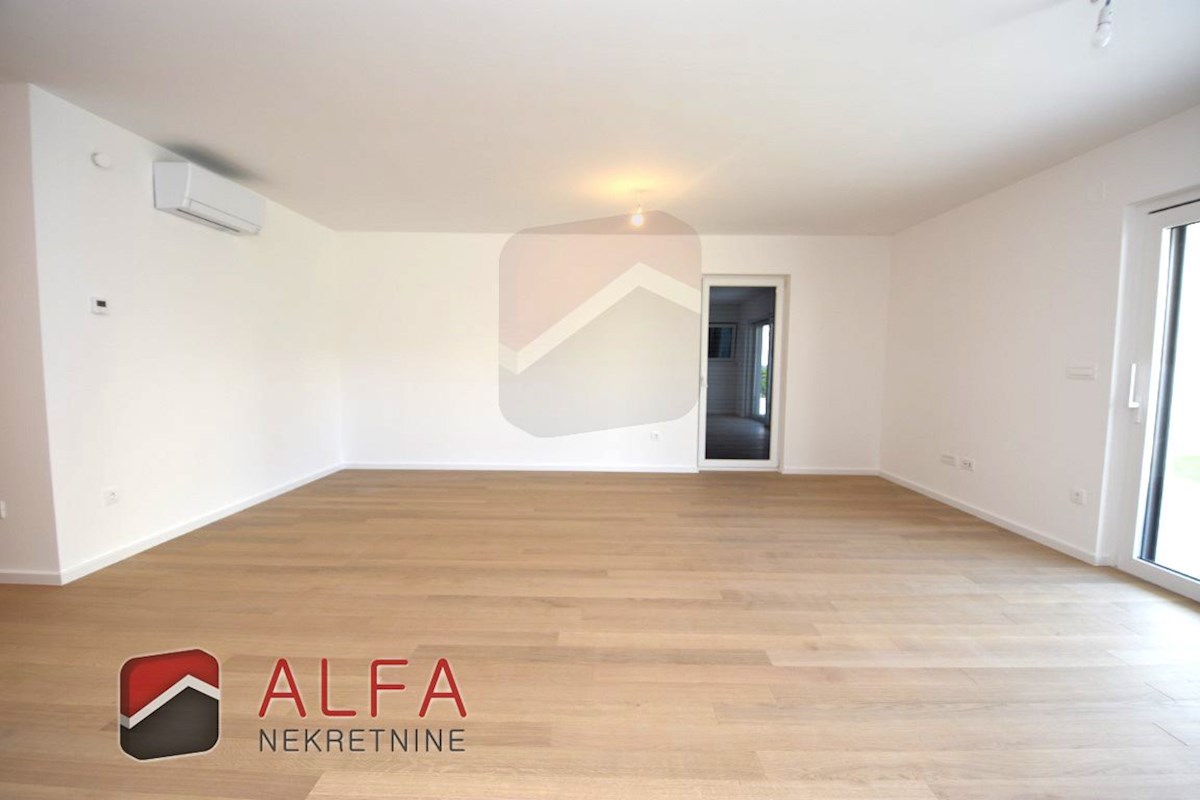 Vodice center, ATRAKTIVNO, prodamo trisobno stanovanje v pritličju z vrtom