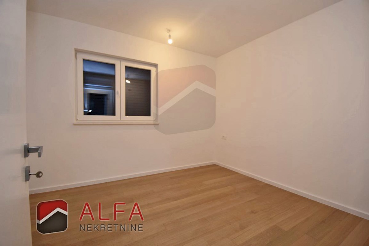 Vodice center, ATRAKTIVNO, prodamo trisobno stanovanje v pritličju z vrtom