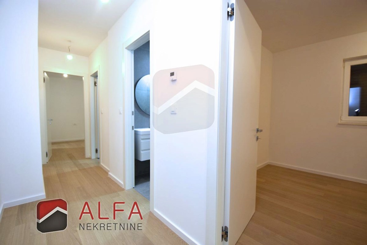 Vodice center, ATRAKTIVNO, prodamo trisobno stanovanje v pritličju z vrtom