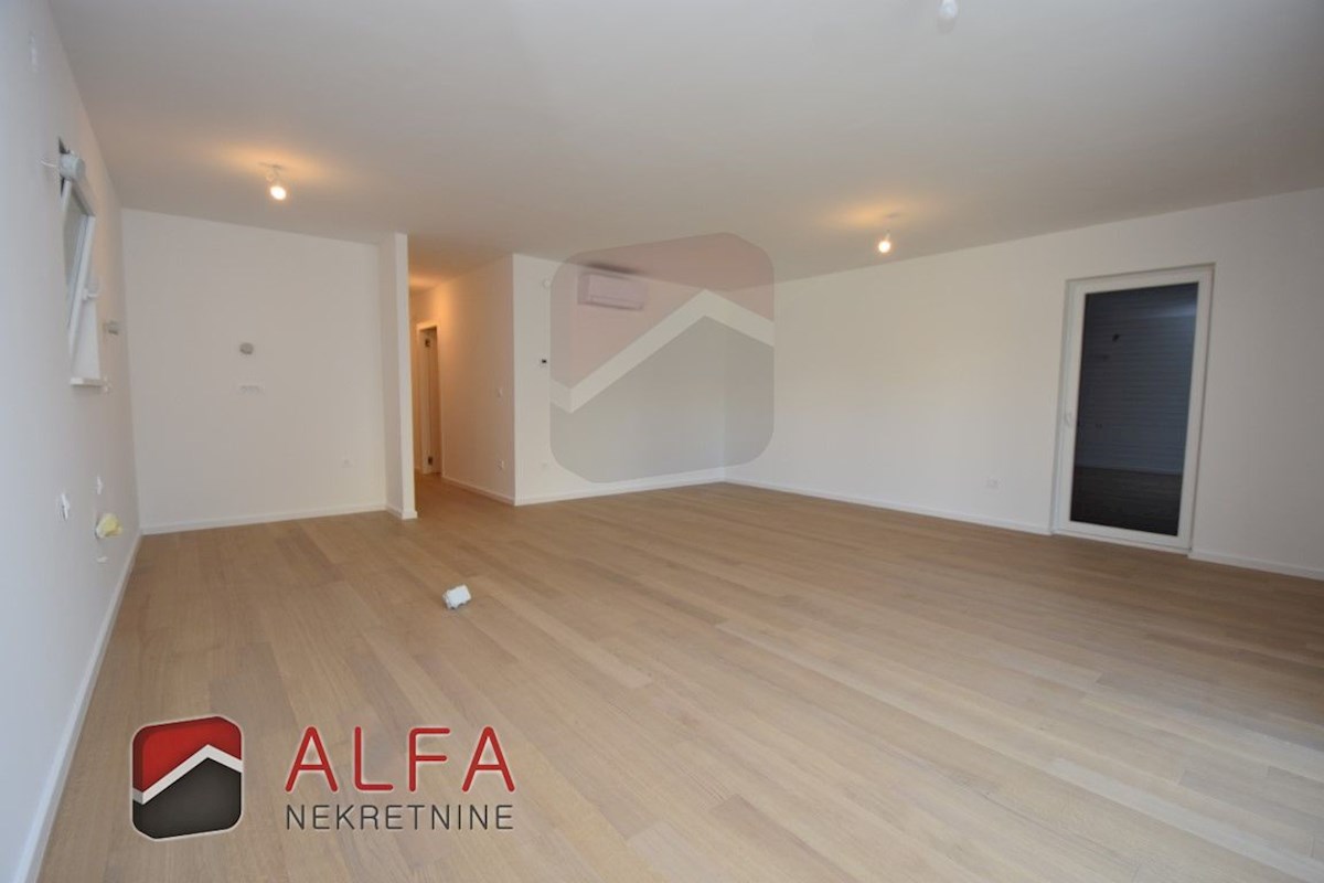 Vodice center, ATRAKTIVNO, prodamo trisobno stanovanje v pritličju z vrtom