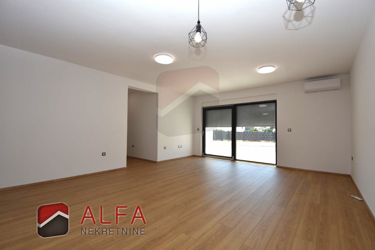 Hrvaška, Vodice, prodamo nov dvosobni apartma, pritličje, vrt