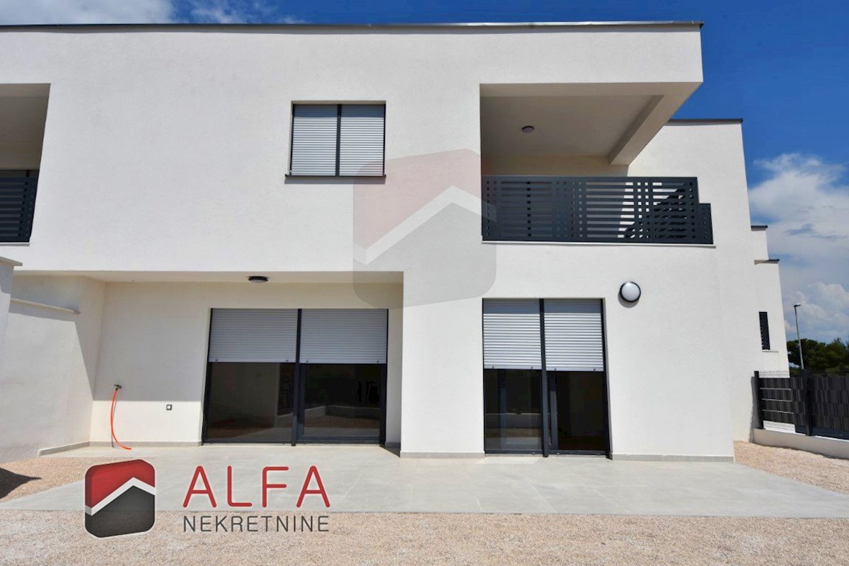 Hrvaška, Vodice, prodamo nov dvosobni apartma, pritličje, vrt