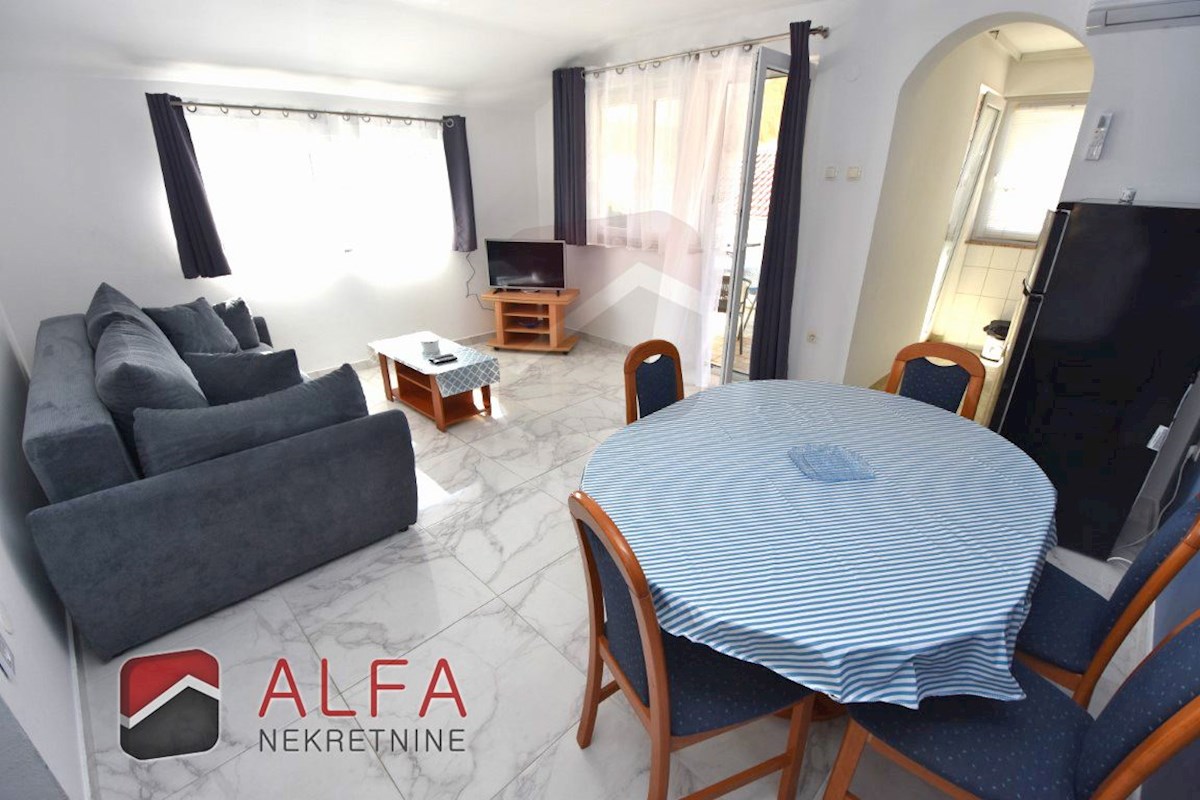 Hrvaška, Vodice – prodaja dvosobno stanovanje v prvem nadstropju, blizu morja