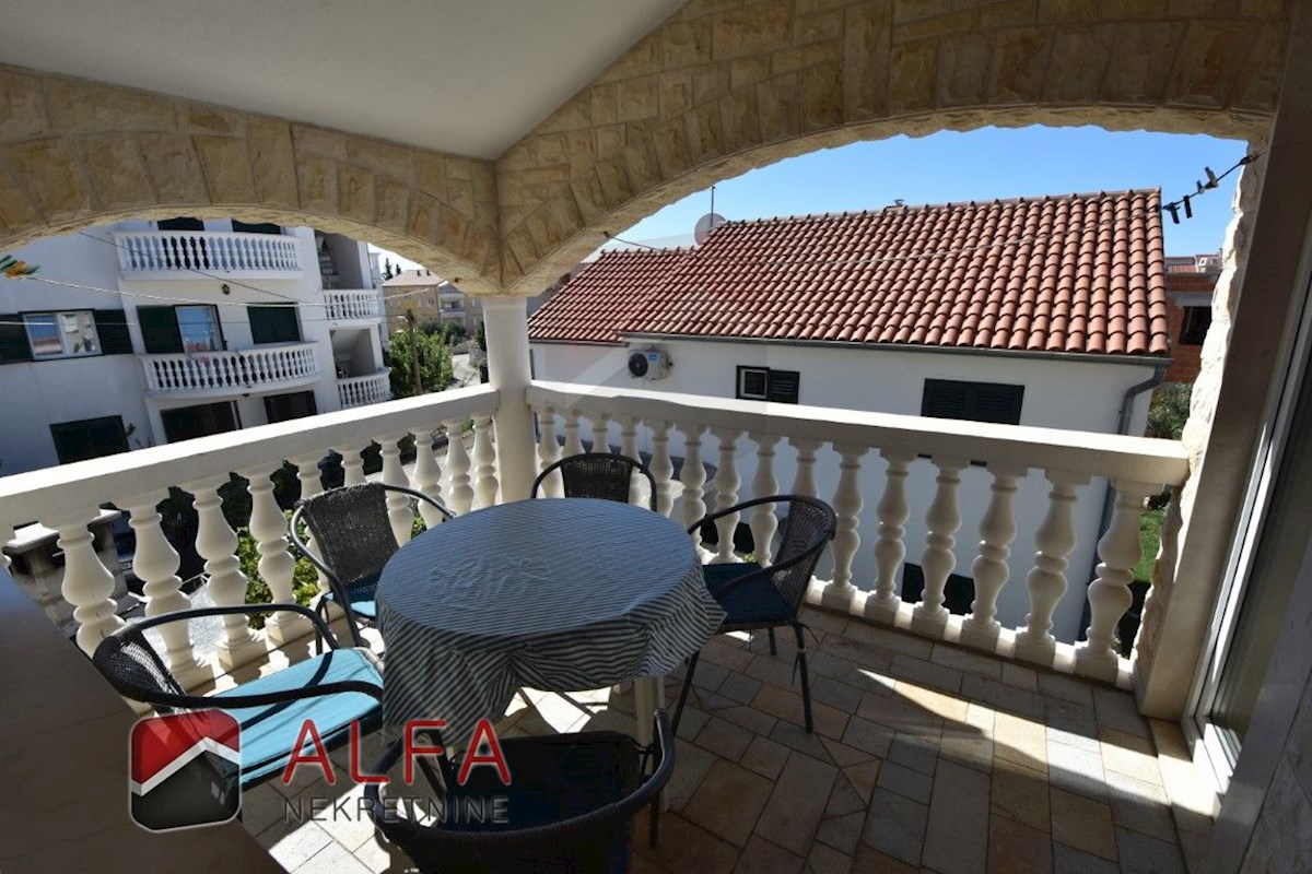 Hrvaška, Vodice – prodaja dvosobno stanovanje v prvem nadstropju, blizu morja