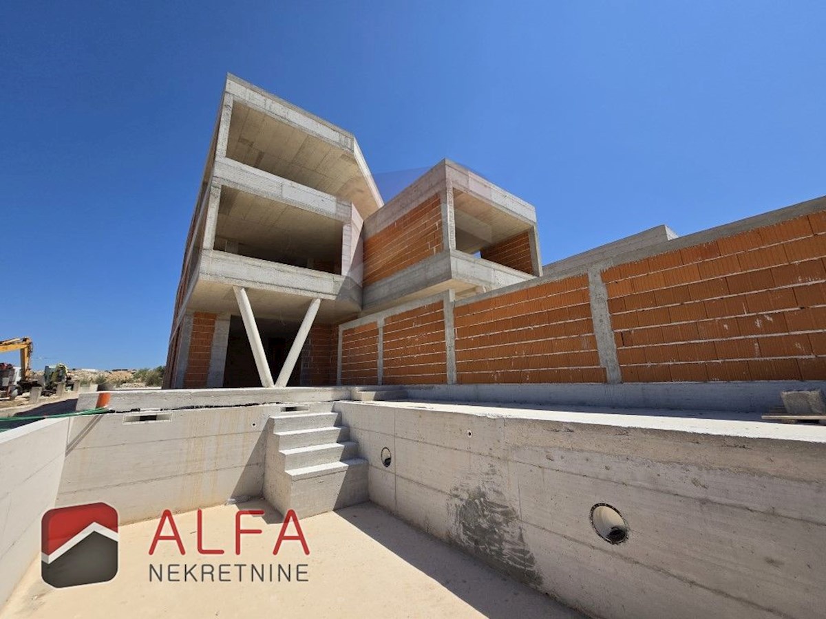 Hrvaška, Vodice – prodaja novo pritlično stanovanje z zasebnim bazenom in vrtom