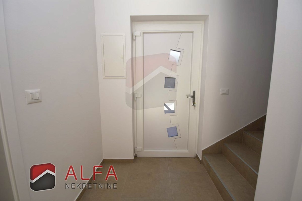 Hrvaška, Vodice, novogradnja, prodamo trietažni apartma z veliko strešno teraso