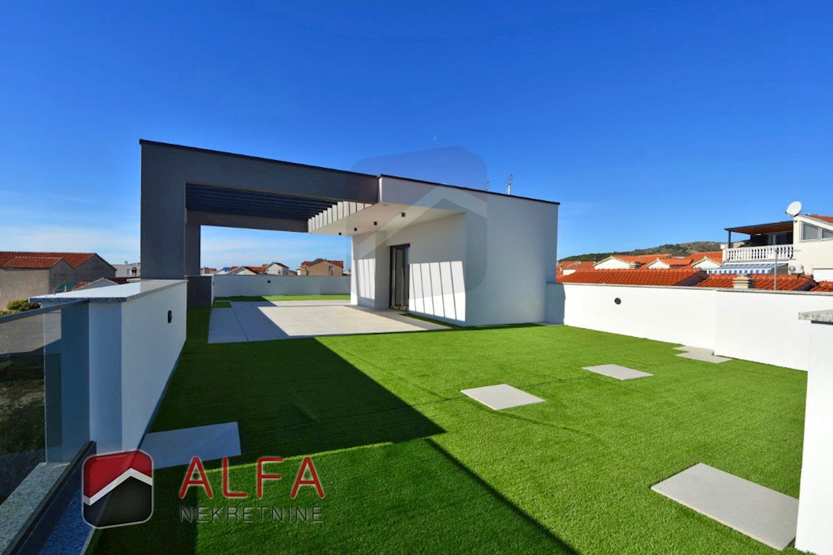 Hrvaška, Vodice, novogradnja, prodamo trietažni apartma z veliko strešno teraso