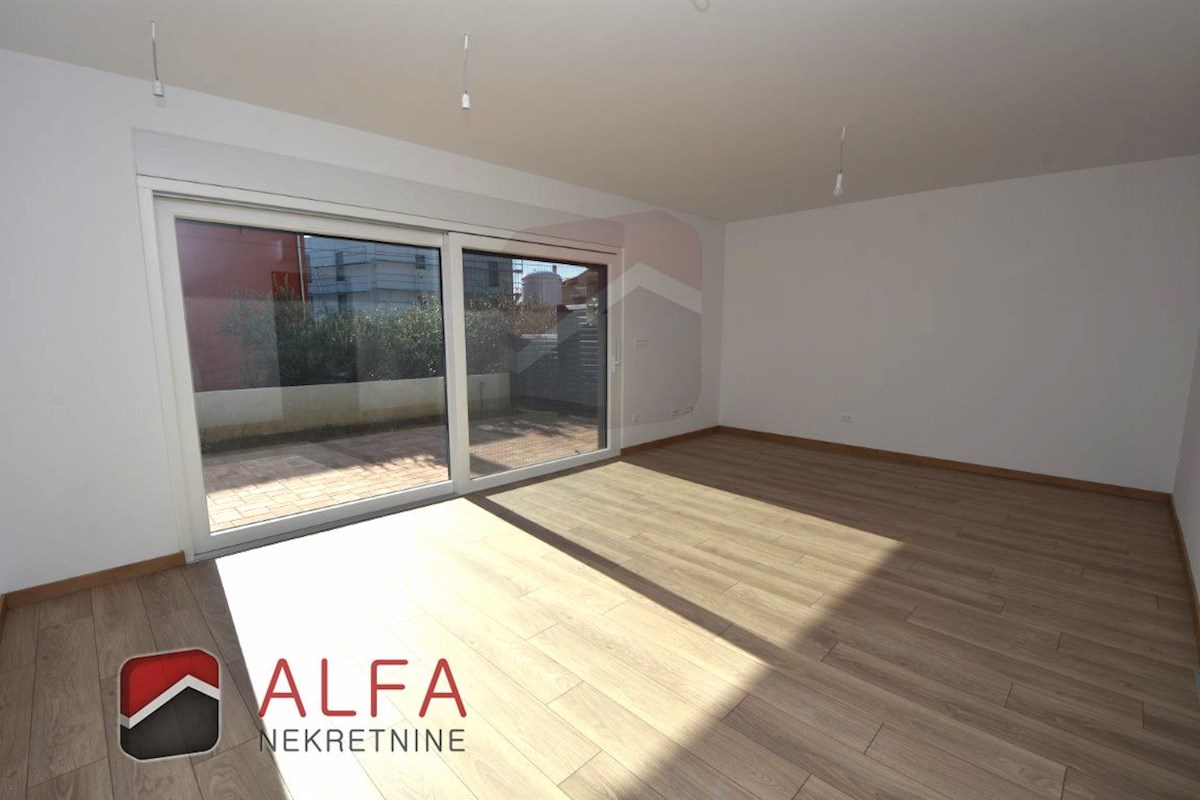 Hrvaška, Vodice, novogradnja, prodamo trietažni apartma z veliko strešno teraso