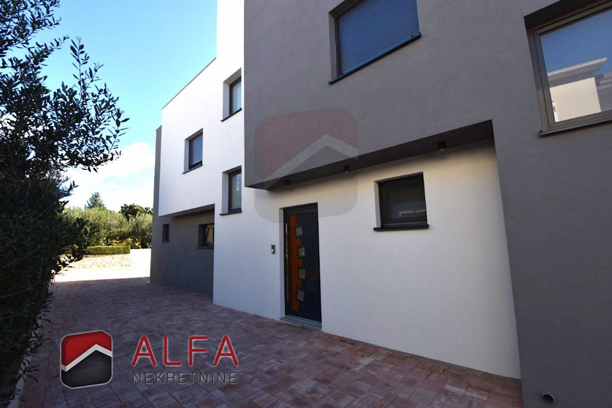 Hrvaška, Vodice, novogradnja, prodamo trietažni apartma z veliko strešno teraso