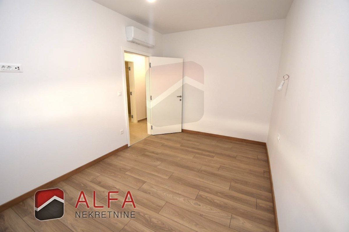 Hrvaška, Vodice, novogradnja, prodamo trietažni apartma z veliko strešno teraso