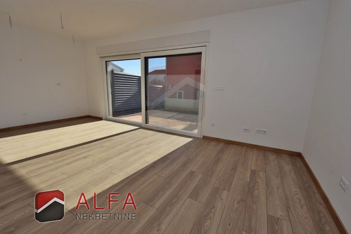 Hrvaška, Vodice, novogradnja, prodamo trietažni apartma z veliko strešno teraso