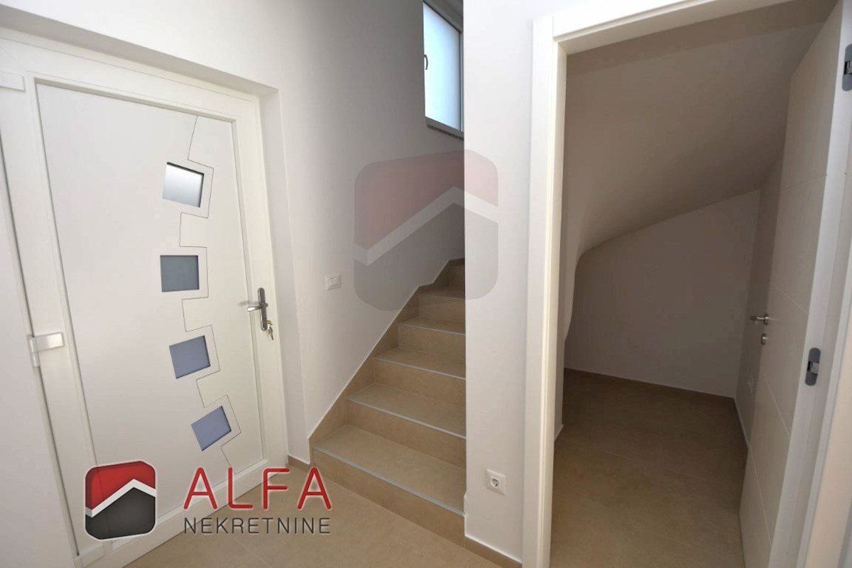 Hrvaška, Vodice, novogradnja, prodamo trietažni apartma z veliko strešno teraso