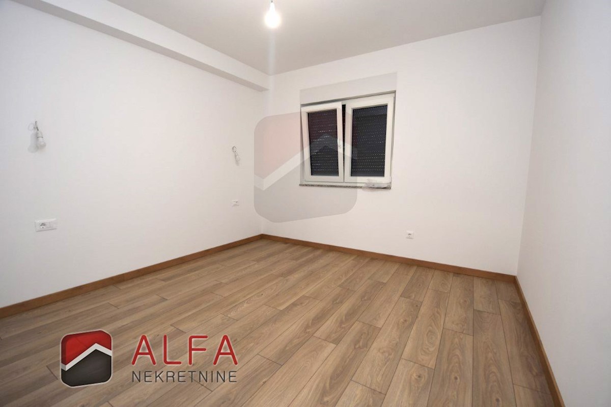 Hrvaška, Vodice, novogradnja, prodamo trietažni apartma z veliko strešno teraso