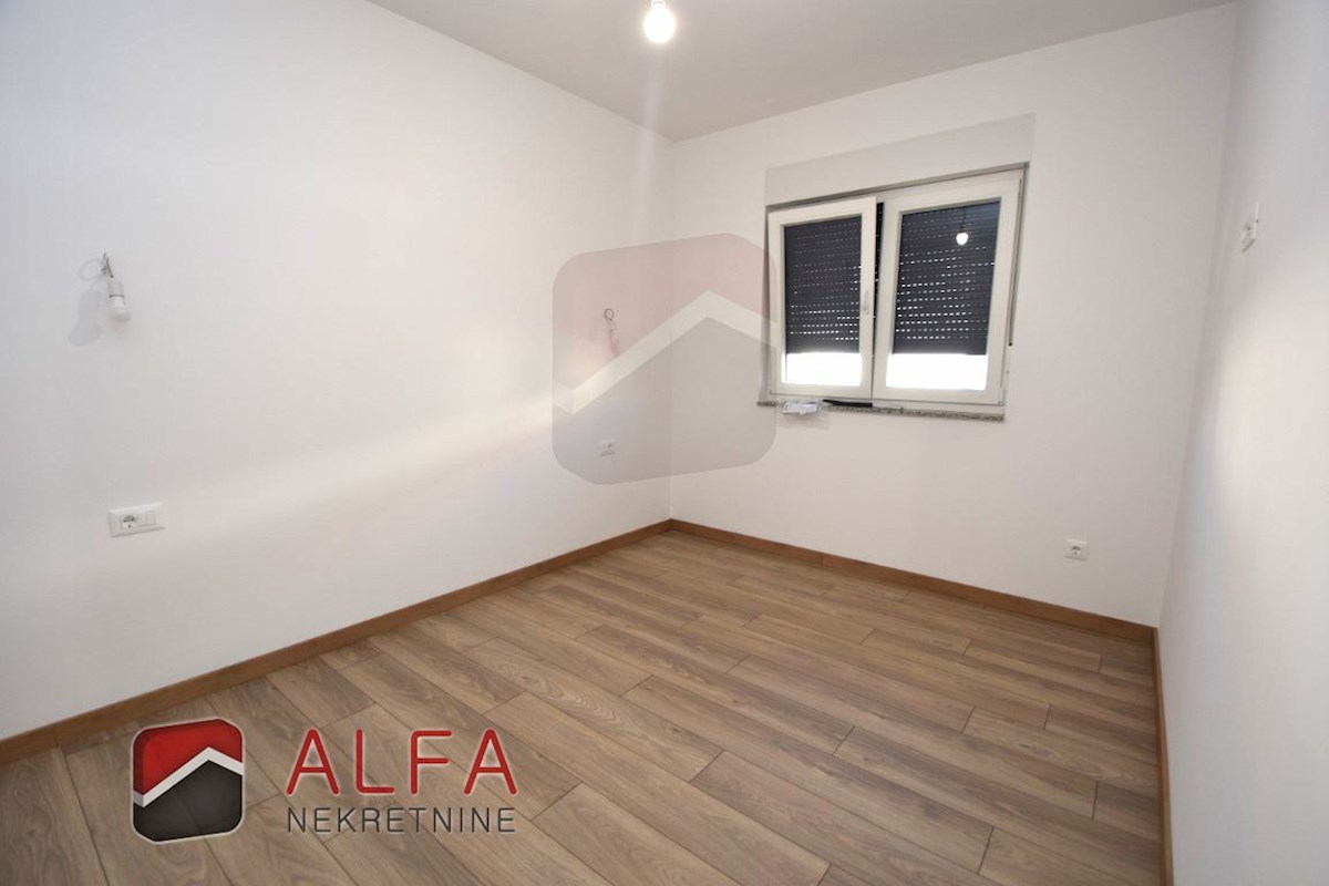 Hrvaška, Vodice, novogradnja, prodamo trietažni apartma z veliko strešno teraso