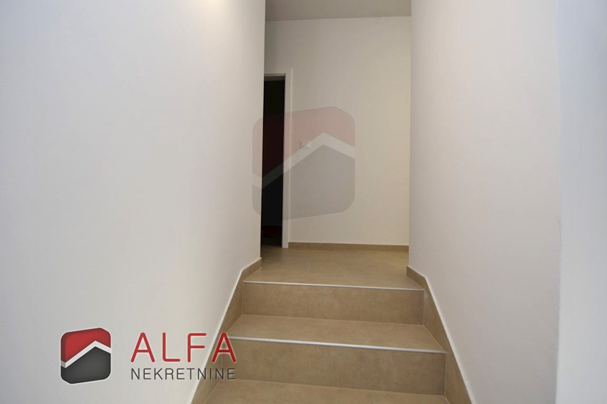 Hrvaška, Vodice, novogradnja, prodamo trietažni apartma z veliko strešno teraso