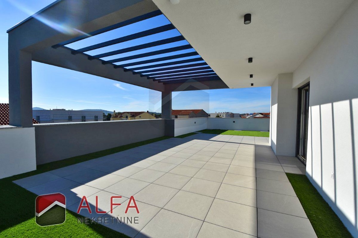 Hrvaška, Vodice, novogradnja, prodamo trietažni apartma z veliko strešno teraso