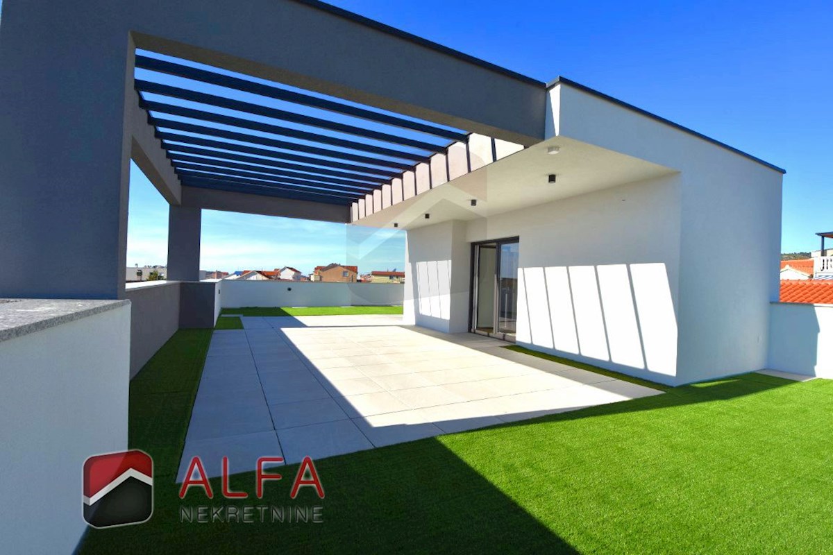 Hrvaška, Vodice, novogradnja, prodamo trietažni apartma z veliko strešno teraso