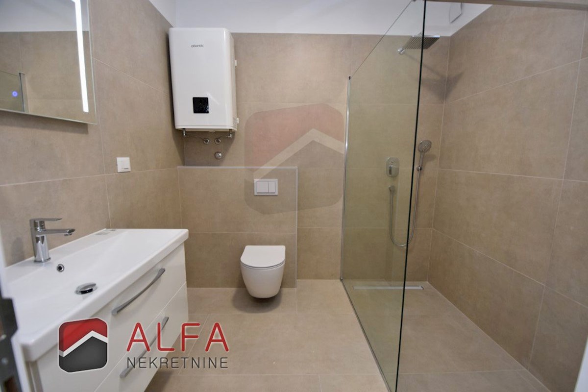 Hrvaška, Vodice, novogradnja, prodamo trietažni apartma z veliko strešno teraso